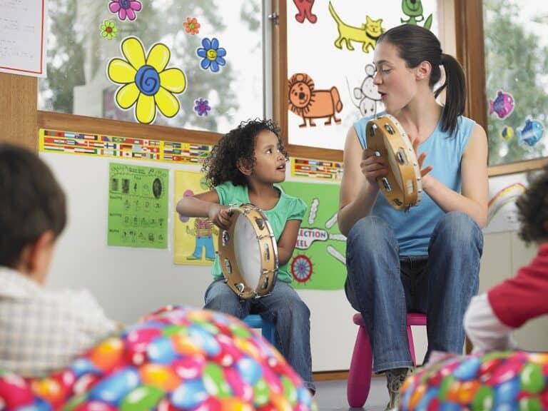 An introduction to music in the primary school curriculum for non-specialist teachers